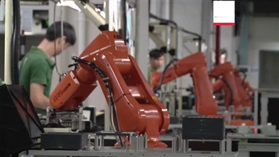 I robot industriali consentono agli elementi di fissaggio e ad altre imprese ...
